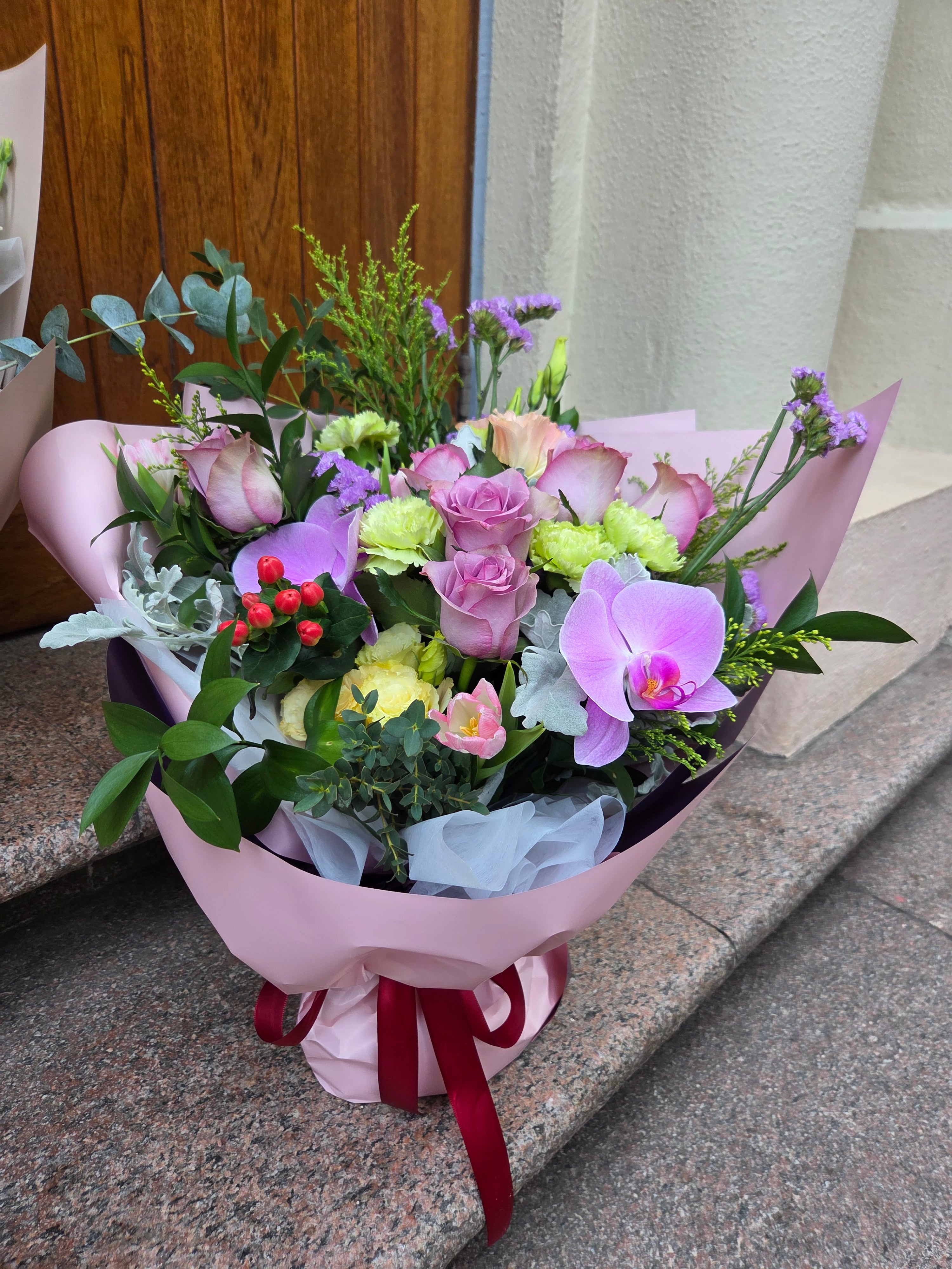 (結婚週年花束) 夢幻紫玫瑰花蝴蝶蘭花束 Mr.0A62【九龍區免費送貨】