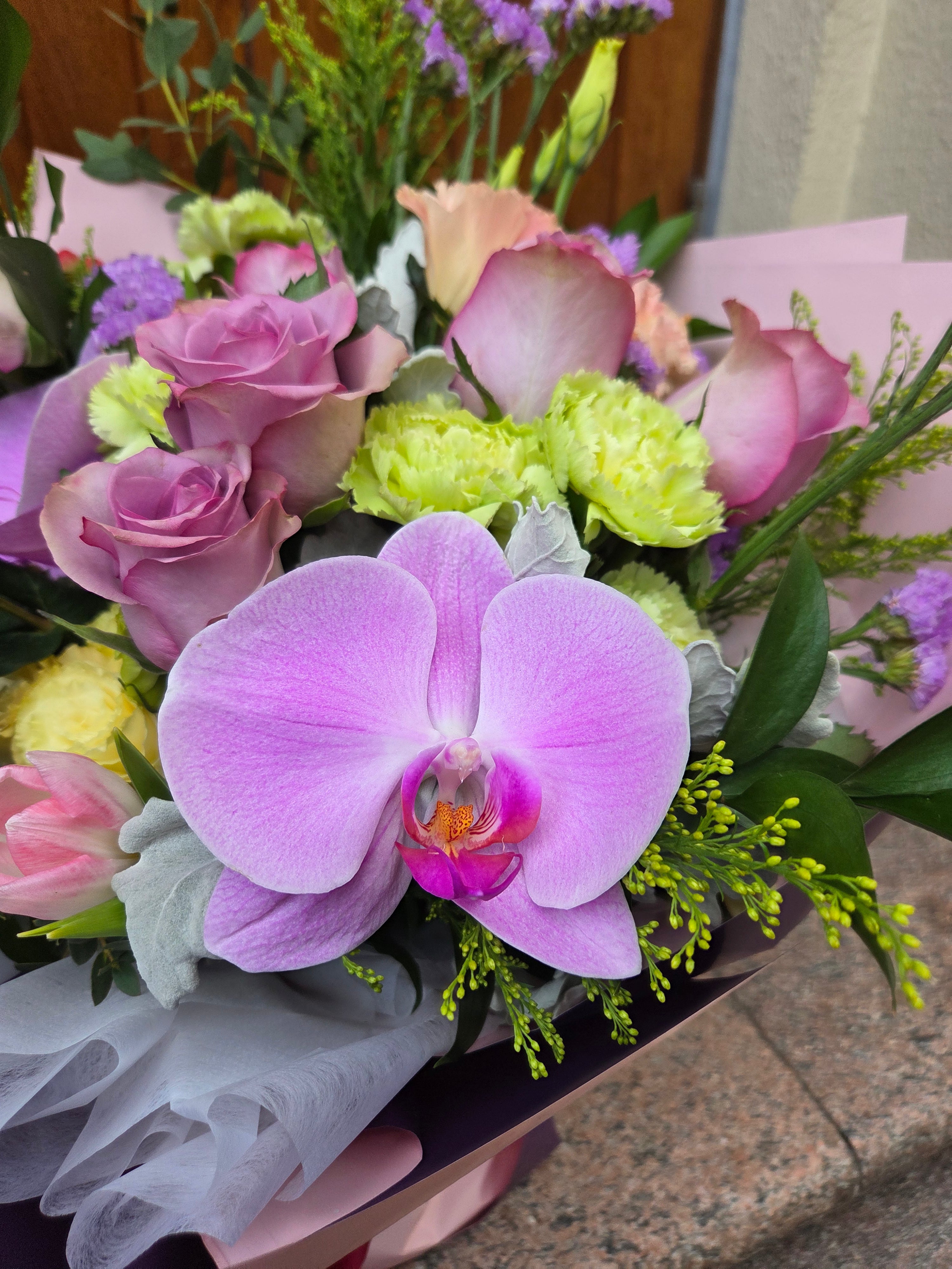 (結婚週年花束) 夢幻紫玫瑰花蝴蝶蘭花束 Mr.0A62【九龍區免費送貨】